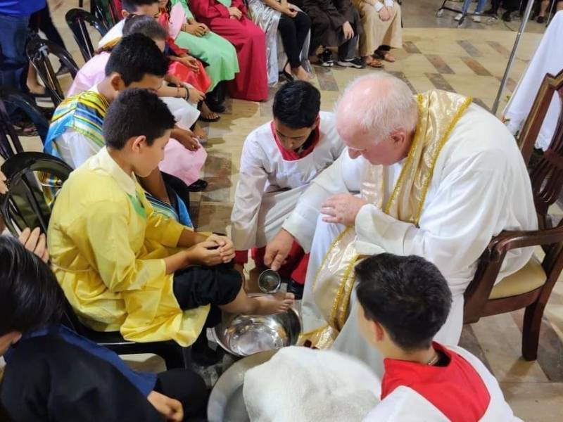 El Jueves Santo se conmemora la Institución de La Eucaristía también se conmemora la Institución de uno de los Sacramentos de entrega y abandono total al Señor: el Sacramento de La Orden Sacerdotal y La Vida de Servicio a los demás representado en el lavatorio de pies.