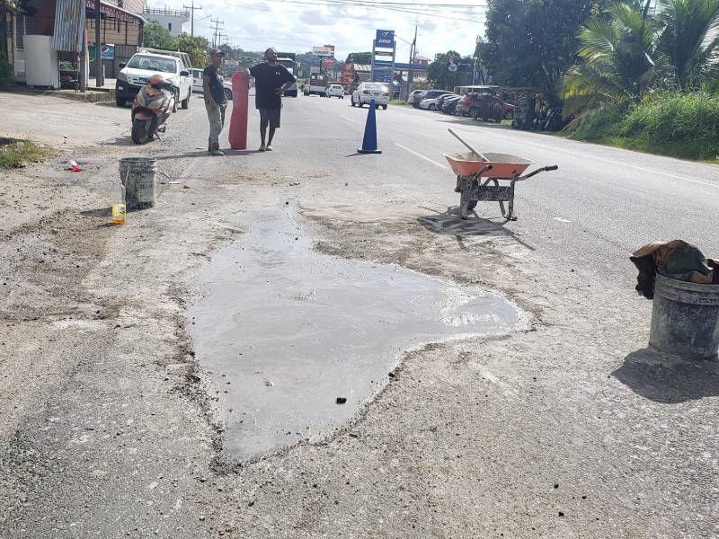 Cámara de Comercio de Tela piden en un pronunciamiento reparar los enormes cráteres.
