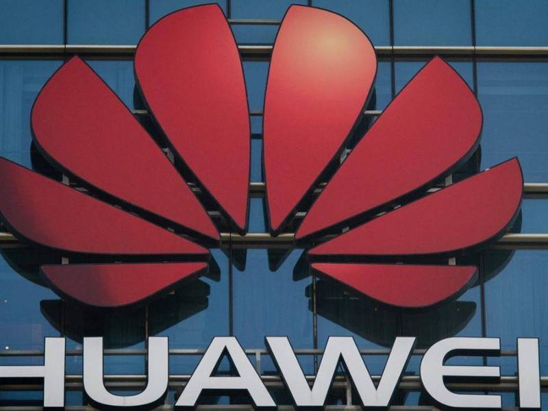 Logo de Huawei en la parte frontal de un edificio| Fotografía de archivo