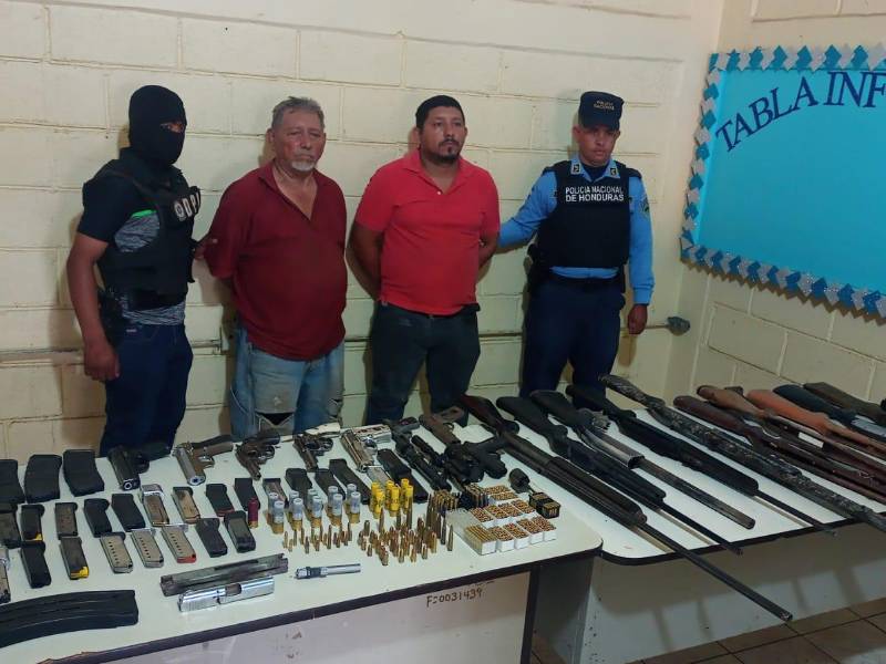 Los dos detenidos presentados por la Policía.