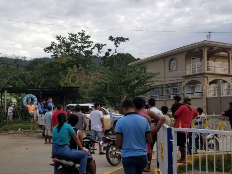 Decenas de vecinos salieron a presenciar lo ocurrido.