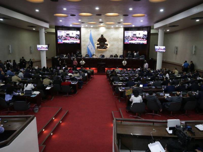 Tras la renuncia y nominación del sustituto de Hall, se espera que el presidente del Congreso Nacional, Luis Redondo, convoque a sesión ordinaria.