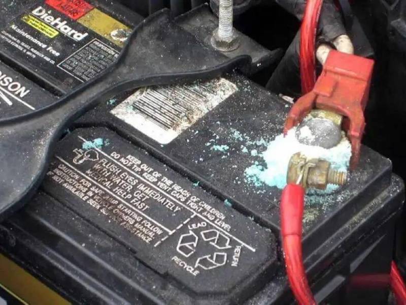 Los bornes son los contactos que se usan para conectar y así trasmitir la energía producida por la batería.