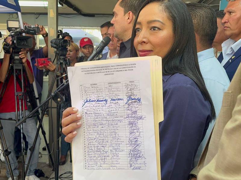 La diputada Lissi Matute Cano muestra la lista de sus compañeros de bancada.