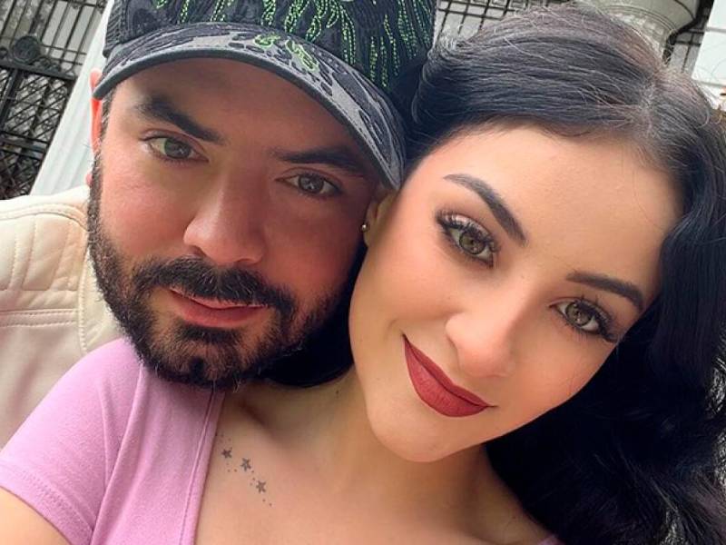 La nueva integrante de la dinastía Derbez se llama Paola Dalay González Hernández. Es 10 años menor que José Eduardo Derbez, en marzo de este 2024 celebrará su cumpleaños número 22, y se desarrolla profesionalmente en el mundo de la moda.