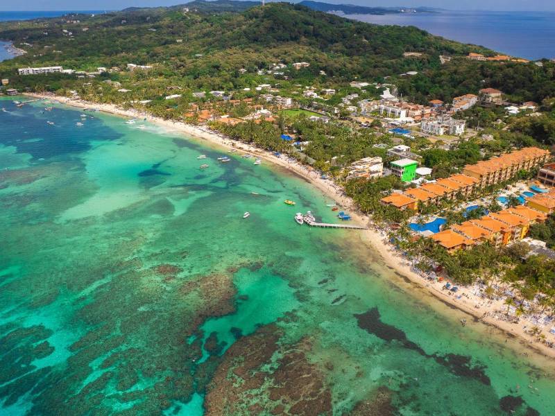 La zona más exclusiva de Roatán volvió a lucir su belleza escénica. Con el paso del frente frío, el sol salió y los frutos de la intensa limpieza realizada en los últimos cinco días, se ven reflejados.