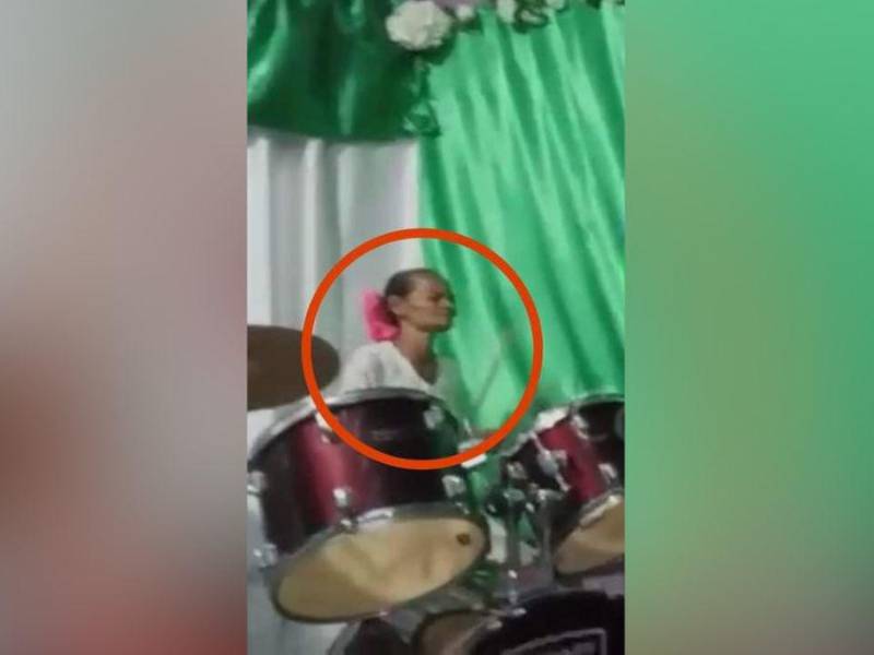 Fotografía de María Suyapa Pineda tocando la batería en la iglesia.