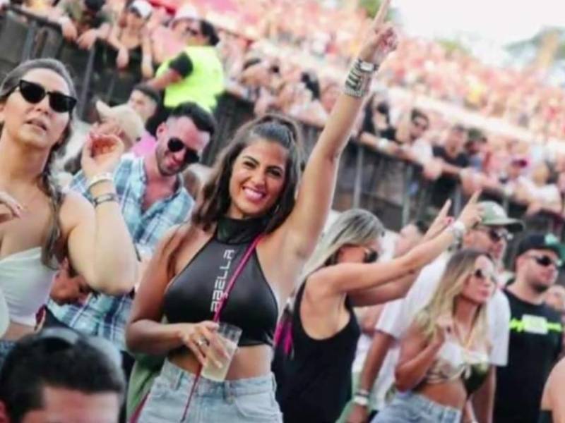 La última imagen de Vita Aranda en el festival donde fue asesinada.