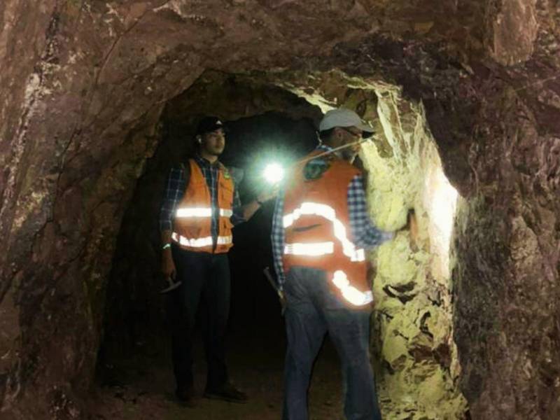 El geólogo Carlos Díaz junto a un colaborador explorando en una mina de oro y cobre en Minas de Oro, Francisco Morazán.