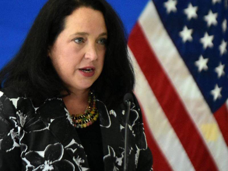 Ministro salvadoreño dice que diplomática de EEUU debería abandonar el país