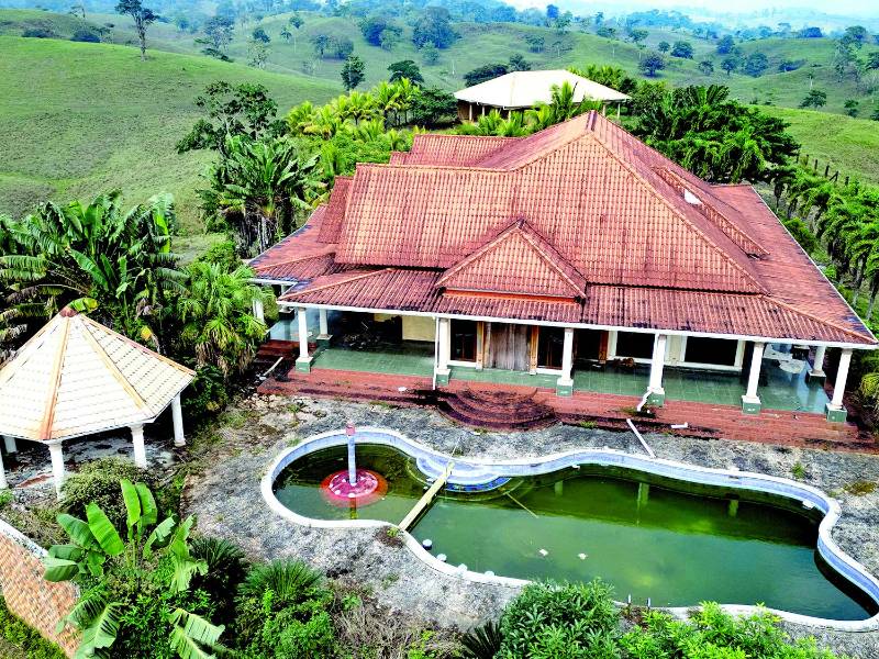 En completo abandono y sin mantenimiento está la residencia del exalcalde Alexander Ardón, a quien algunos pobladores aún recuerdan y esperaban su regreso tras el anuncio de su excarcelación en Estados Unidos.