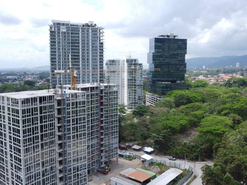 Sin duda, el noroeste se ha convertido en los últimos 10 años el sector con mayor crecimiento residencial y comercial, en donde muchos quisieran residir, sin embargo, los terrenos más costosos se encuentran en este cuadrante de la ciudad. Fácilmente la vara cuadrada en un terreno, por pequeño que sea, en la parte alta del noroeste, se encuentra en 300 a 400 dólares.