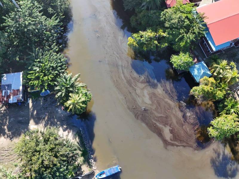 El río Lancetilla, que atraviesa el centro de Tela, amaneció el fin de semana con una mancha negra. Tras la verificación, se constató que se trataba de hidrocarburo.