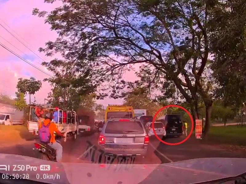 Imagen del video en el que el bus rapidito circula por la acera y atropella al peatón.