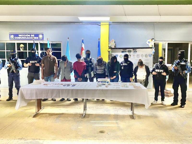 Tres mujeres, un menor y dos hombres, los aprehendidos.