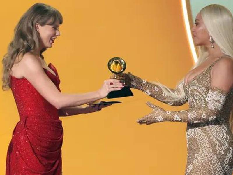 Momento en el que Taylor Swift le entrega su premio a Beyoncé.