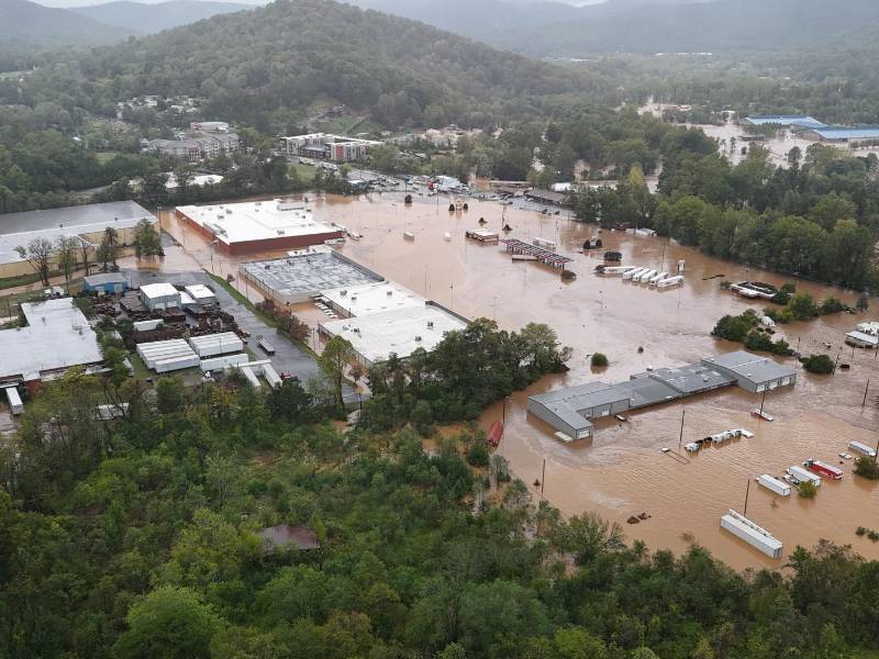 Vista de las casas sumergidas bajo el agua en Asheville, Carolina del Norte, Estados Unidos.