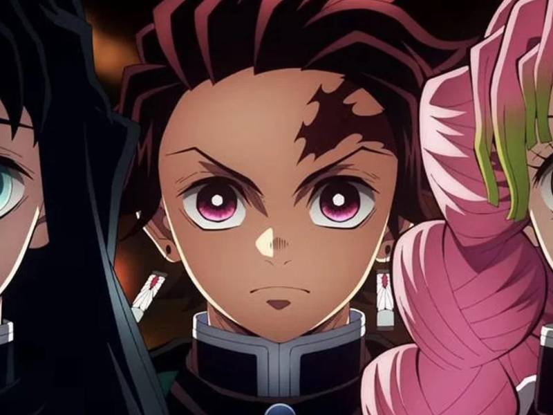 Hemos visto al humilde vendedor de carbón sobrevivir a la matanza de su familia y entrenarse para convertirse en un maestro cazador de demonios, enfrentándose a las diversas filas de demonios que pueblan los reinos inferiores de Japón. Ha sido un viaje apasionante, brutal y emocionante hasta ahora y, afortunadamente, la historia aún no ha terminado.