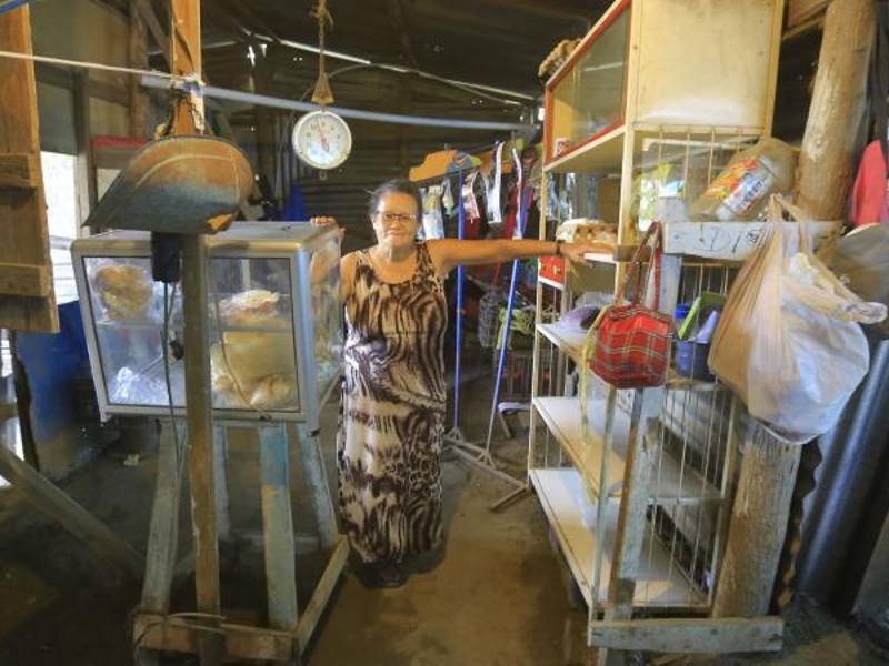 Doña Juana convive junto a sus hijos, nietos y bisnietos en la vivienda, donde han encontrado en una pulpería uno de sus principales medios de subsistencia.