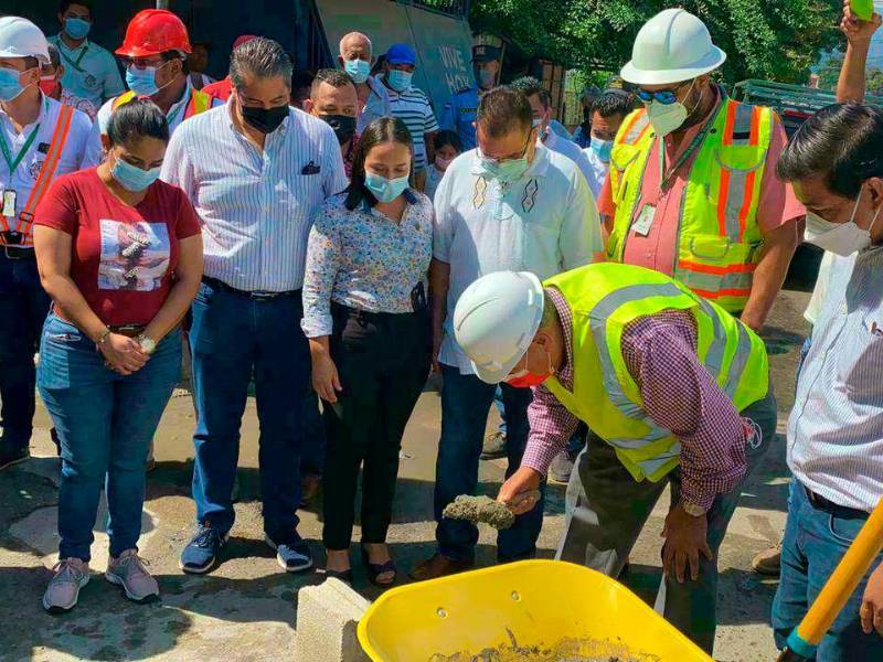 OBRA. Autoridades municipales colocaron ayer la primera piedra del bulevar en la ciudad maquilera.