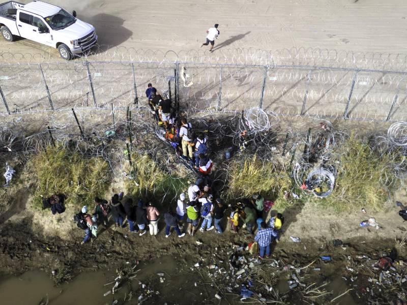 La policía de Texas puede detener y expulsar a los migrantes que ingresaron al estado de manera irregular.