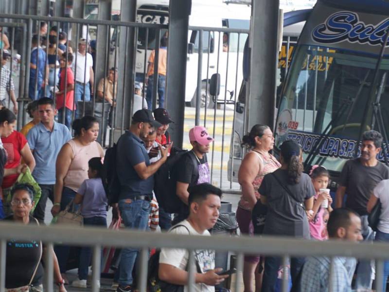 En la Gran Central Metropolitana de Buses, en el bulevar del sur de San Pedro Sula, los viajeros comenzaron a salir desde muy temprano este martes 26 de marzo.
