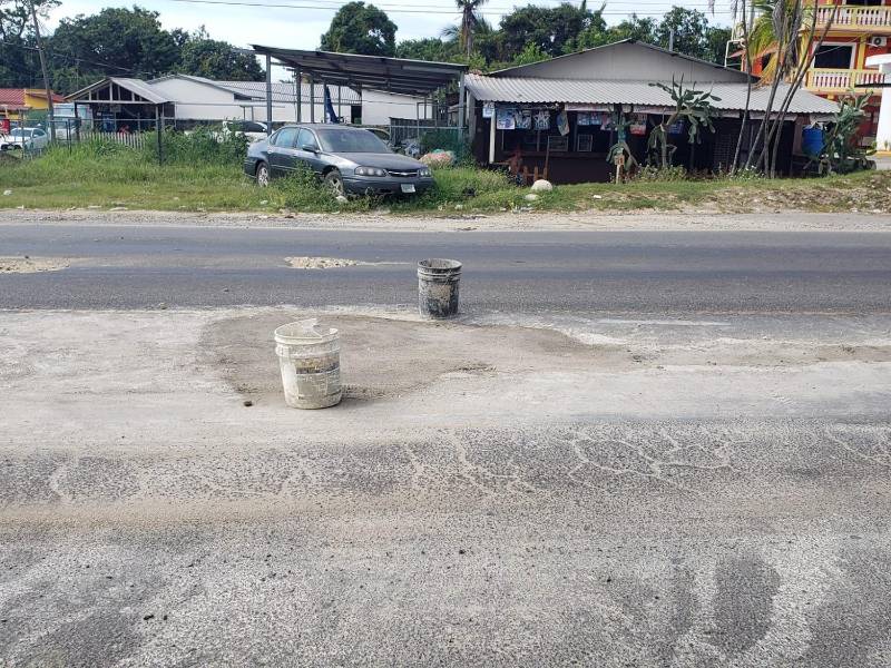 Algunos de los multiples y enormes baches que hay entre Tela y El Progreso han tenido que ser tapados con concreto por los pobladores, debido a la desidia de las autoridades, aunque las reparaciones no duran muchos.