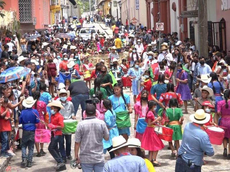 Los pequeños de los centros educativos rurales desfilaron ayer.
