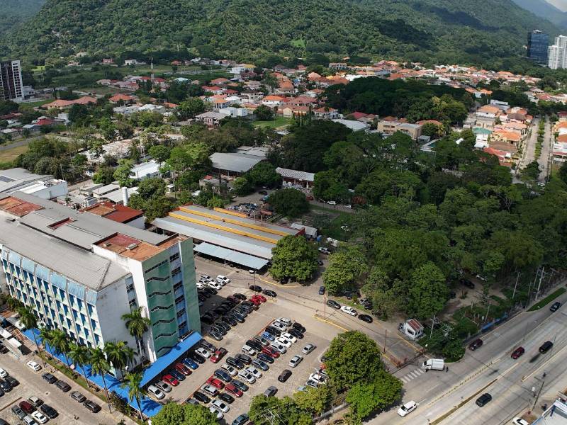 Para diciembre de 2025 se espera que los hospitales de trauma de Tegucigalpa y San Pedro Sula abran sus puertas. Son dos de los ocho nuevos centros asistenciales que entregará el gobierno de la presidenta Xiomara Castro durante los años de mandato que restan, así comenzaba una nota informativa de la Secretaría de Salud de enero de 2024, sobre cuándo estarían listos los dos hospitales para atender a fracturados.