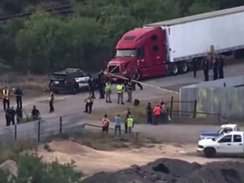 El camión estaba abandonado sobre la carretera.