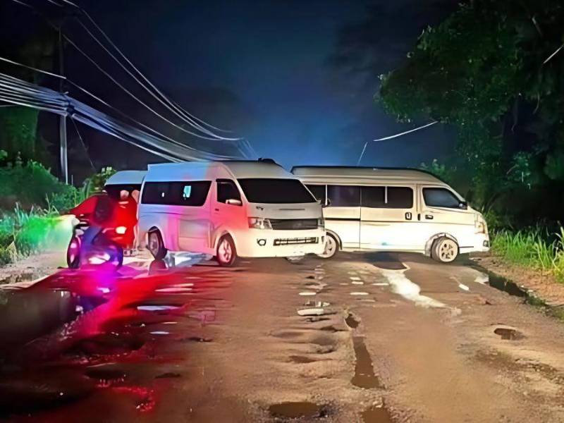 Microbuses cruzados en la carretera de Cofradía.