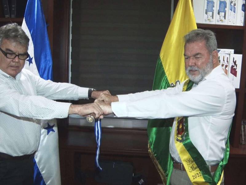 Rolando Contreras colocó la banda y entregó la vara de mando a su hermano Roberto Contreras en la oficina del alcalde municipal, acto que era seguido vía Zoom por los regidores.