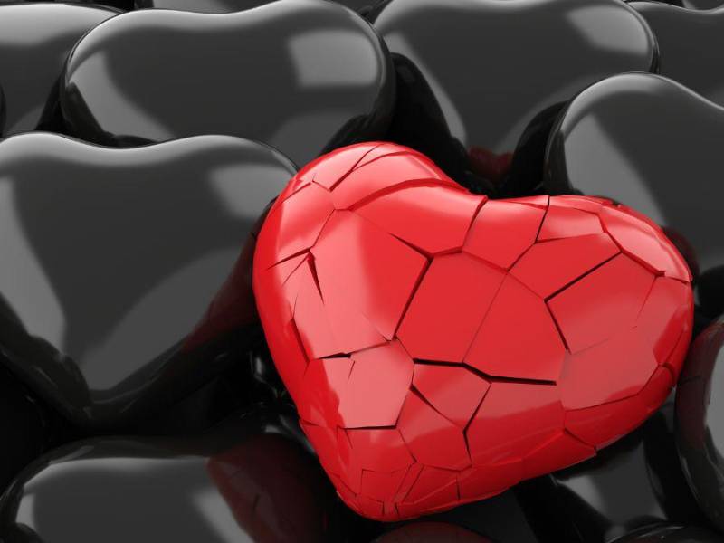 <b>Las personas con síndrome del corazón roto pueden tener dolor arrepentido en el pecho o pensar que están teniendo un ataque cardíaco y lo desencadena el estrés.</b>