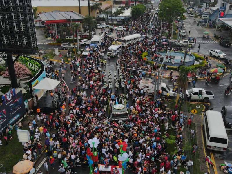 La fuerte tormenta que cayó en la tarde de este sábado no frenó a los sampedranos que disfrutaban del desfile de carrozas.