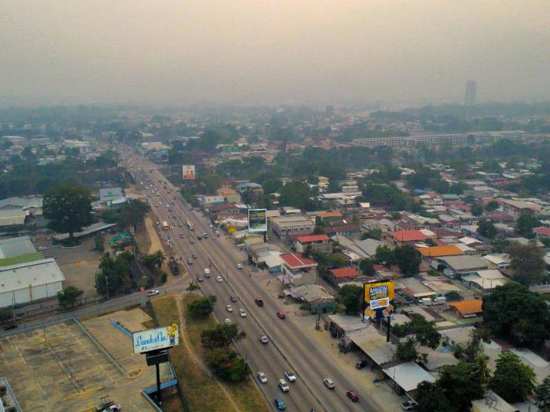 Cortés es uno de los departamentos en alerta roja en Honduras. Imagen de la contaminación en San Pedro Sula. Foto: LA PRENSA.