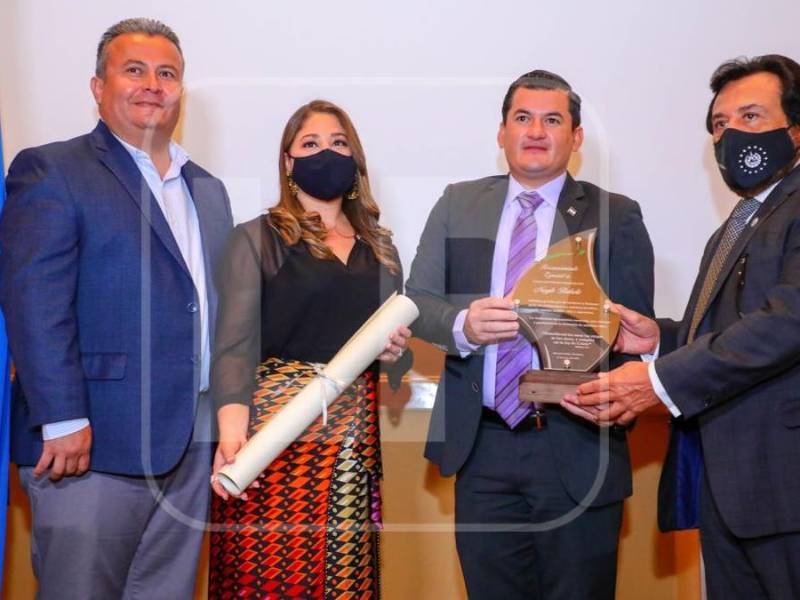 Gustavo Banegas, Dominique Aguilar, Edil Méndez y el vicepresidente salvadoreño, Félix Ulloa.