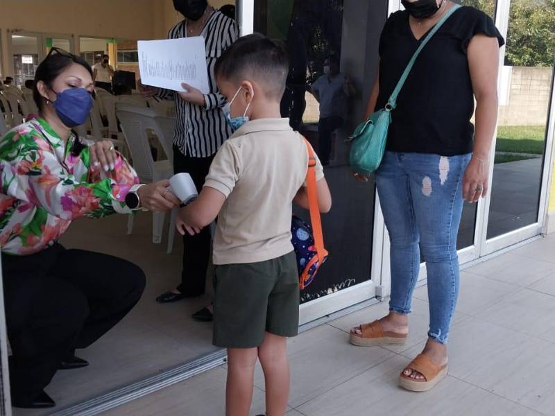 Los niños de preparatoria de Mhotivo llegan por primera vez a clases presenciales.