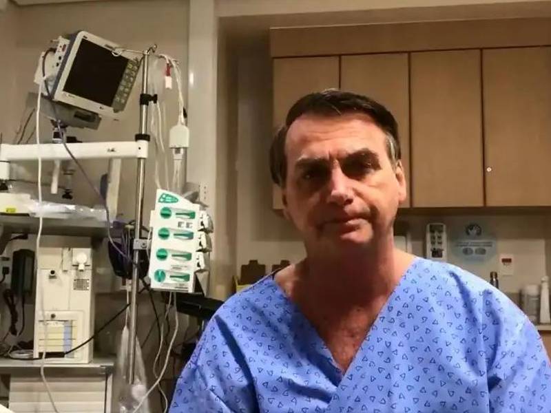 Bolsonaro ha sido hospitalizado en reiteradas ocasiones por secuelas del apuñalamiento en el abdomen en un atentado durante la campaña electoral en Brasil hace cinco años.