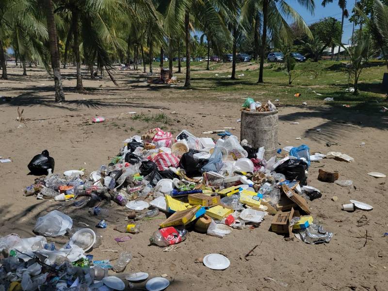 Los turistas que llegan a las playas de Tela dejan cerros de basura, lo que obliga a la alcaldía invertir más recursos para la limpieza.