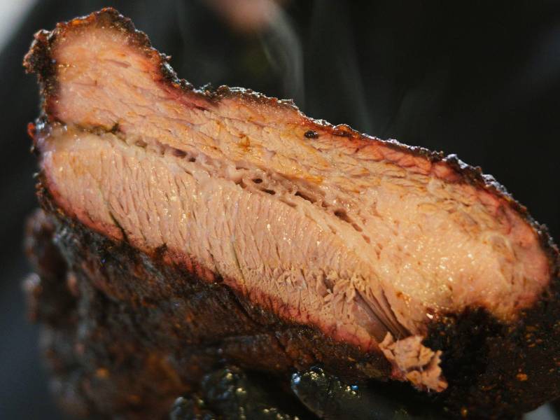 En Buck Tui BBQ, de inspiración tailandesa, la pechuga ahumada se usa en fideos y curry.