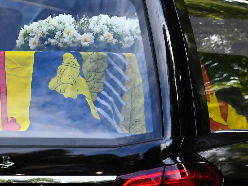 El ataúd de la reina Isabel II salió hoy de su castillo en Balmoral en la primera parada de su camino de despedida hasta Londres.