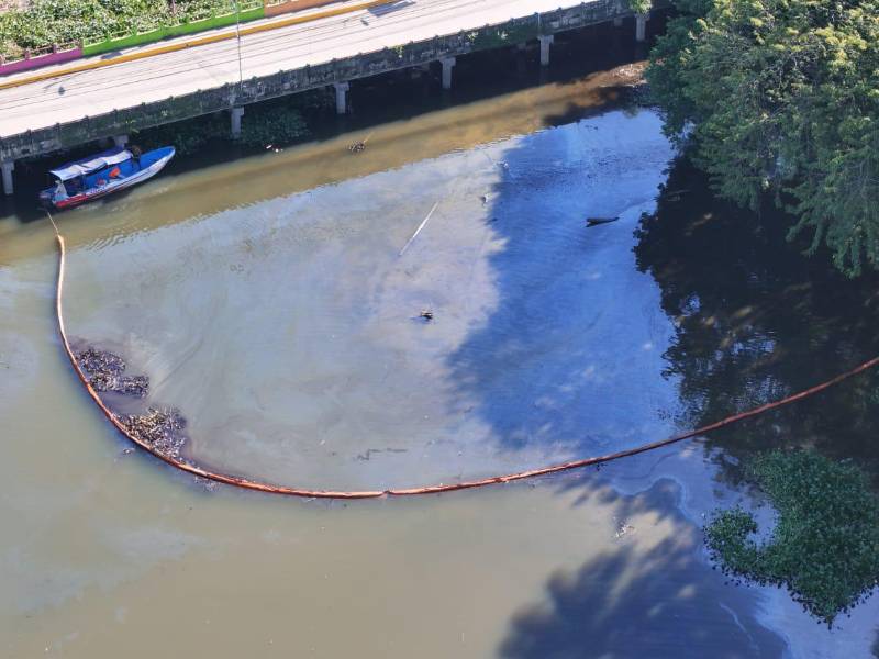 El daño ambiental se originó en el casco urbano de Tela, en las cercanías de los puentes y a pocos metros de la plaza Perú.