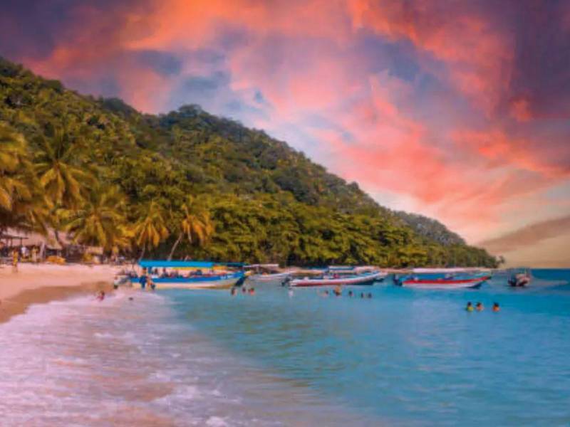 Los turistas pueden visitar varias de las playas ubicadas en el municipio de Tela, Atlántida. El alcalde instó a realizar las reservas en hoteles previamente.