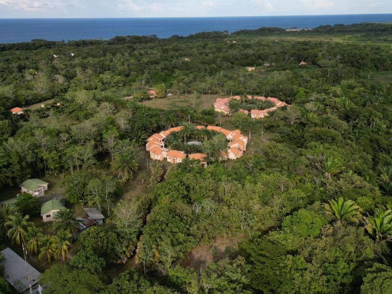 Dentro de complejo Trujillo Beach Eco Resort permanecen en tiendas de campaña el grupo de garifunas que se han tomado el lugar, obligando a los residentes a abandonar.