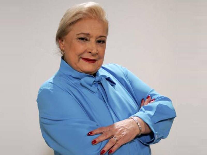 La actriz Dora Cadavid, conocida por dar vida al personaje de Inés en el programa Yo Soy Betty, la Fea, murió a los 84 años de causas no reveladas, de acuerdo con diversos medios. María Cecilia Botero, sobrina de la famosa, confirmó el deceso en algunas entrevistas.