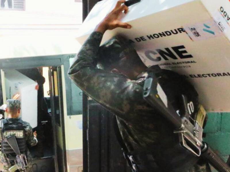 Junto al CNE, los militares son los responsables de la seguridad y traslado del material electoral en Honduras.
