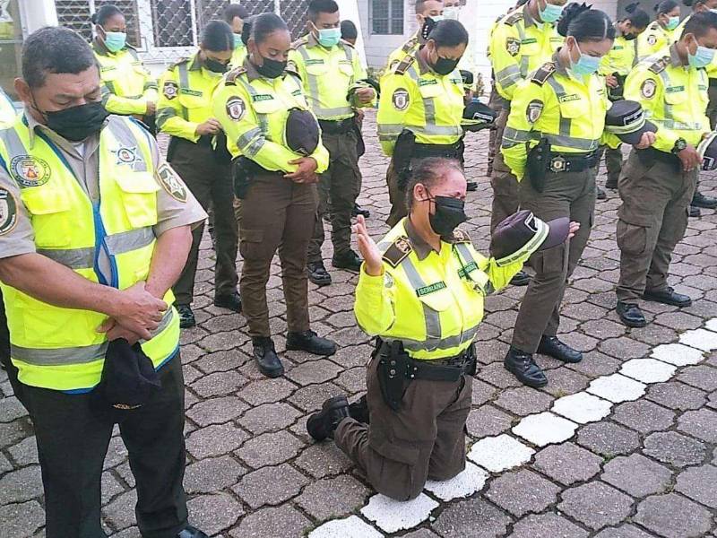 Todos los días, los policías municipales se encomiendan a Dios antes de salir a sus misiones.