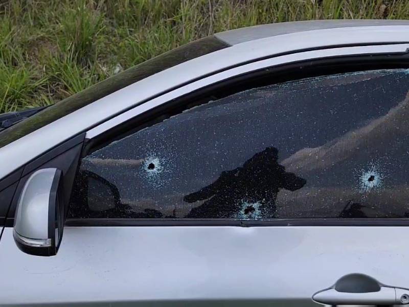 El vidrio de la puerta del conductor tiene tres impactos de bala.
