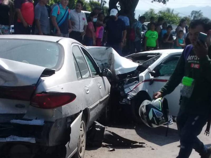 Una rastra que perdió el control en La Vuelta del Cura en Choloma, Cortés, colisionó con cinco vehículo.