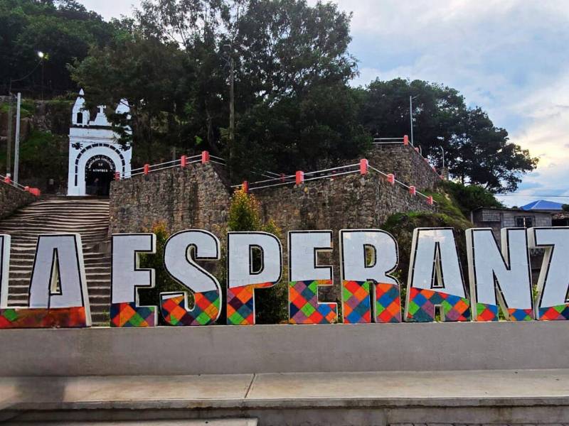 Desde de La Gruta en La Esperanza, las lagunas místicas de Intibucá y los murales indígenas de Yamaranguila, hasta las iglesias coloniales y aguas termales de Gracias y la cerámica ancestral de La Campa, la ruta invita a descubrir la herencia del pueblo lenca y la belleza natural que enmarca más de 260 kilómetros de historia y cultura en el occidente hondureño.